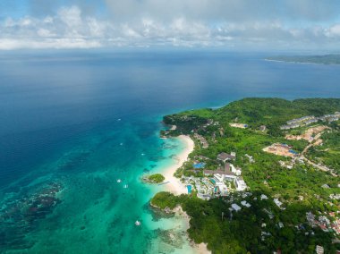 Punta Bunga Sahili 'ndeki beyaz kum ve turkuaz suların havadan görünüşü. Boracay, Filipinler 'deki Otel ve Resorts.