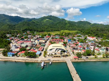 San Agustin Jetty İskelesi, tekne ve turkuaz suyla. San Agustin şehri, Romblon. Filipinler.