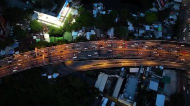 Bangkok, Tayland 'daki yoğun otoyollarda gece görüşü..