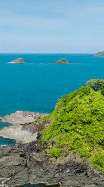Nacpan Sahili yakınlarındaki küçük adaların insansız hava aracı görüntüsü. Bolog Adaları ve Bury Adaları. El Nido, Palawan. Filipinler. Dikey görünüm.