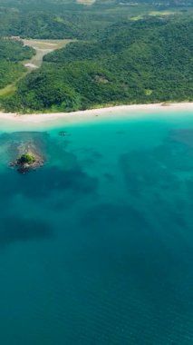 Nacpan Plajı, kumlu sahil ve mavi deniz. El Nido, Palawan. Filipinler. Dikey görünüm.