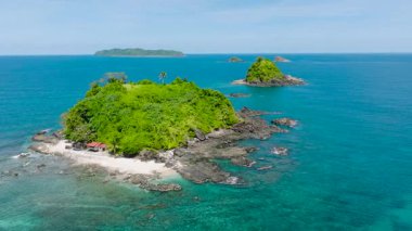 Okyanus dalgalı Rocky sahili. Bolog Adaları etrafındaki mercan resifleri. El Nido, Palawan. Filipinler.
