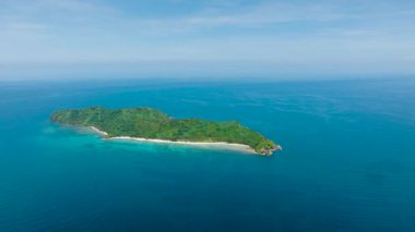 Turkuaz ve derin mavi sularla çevrili tenha bir ada büyüleyici doğal güzellikler sunuyor. Lalutaya Adası, Nido, Palawan, Filipinler.