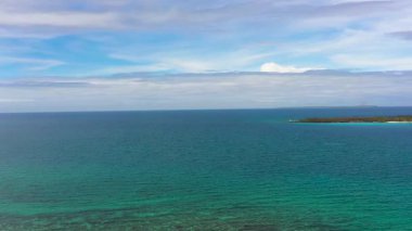 Bantayan 'da mavi deniz ve mercanlar. Kumlu Virgin Adası. Mavi gökyüzü ve bulutlar. Cebu, Filipinler.
