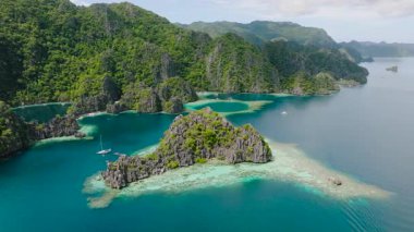 Şeffaf turkuaz suyu olan tropik bir ada. Coron, Palawan 'da ikiz göl. Filipinler.