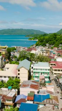 Apartmanı ve binaları olan küçük bir kasaba. Romblon Adası, Romblon, Filipinler. Dikey görünüm.