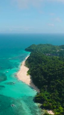 Turkuaz berrak su, turist botları ve Puka Shell Sahili 'nde beyaz kum. Boracay, Filipinler. Dikey görünüm.