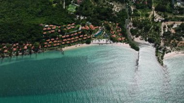 Yeşil çevresi, temiz mavi suyu ve palmiye ağaçları olan sahil şeridi tatil köyü. Ko Samui, Tayland.