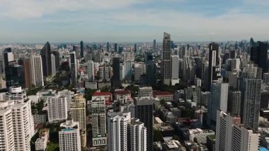 Bangkok şehir merkezindeki gökdelenler temiz bir gökyüzünün altında kentsel manzarayla çevrilidir. Bangkok, Tayland.