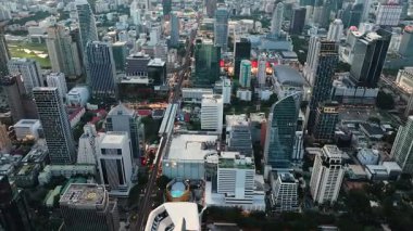 Aydınlatılmış ışıklarla modern ticari binaların ve otoyolların en üst görüntüsü. Bangkok, Tayland.