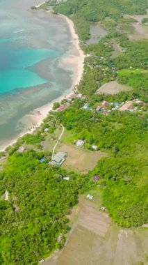 Beyaz kumlu bir ada ve küçük bir köy. Santa Fe, Tablas, Romblon. Filipinler. Dikey görünüm.