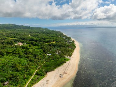Tropikal adadaki beyaz kumsal. Mavi gökyüzü ve bulutlar. Lanas, San Jose. Romblon, Filipinler.