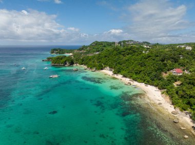 Temiz suların ve Hagdan Sahili 'nin beyaz kum ve kayalarla görüntüsü. Boracay, Filipinler.