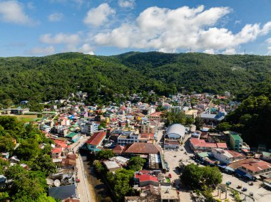 Romblon City 'deki yerleşim alanının ve binaların havadan görüntüsü. Filipinler.
