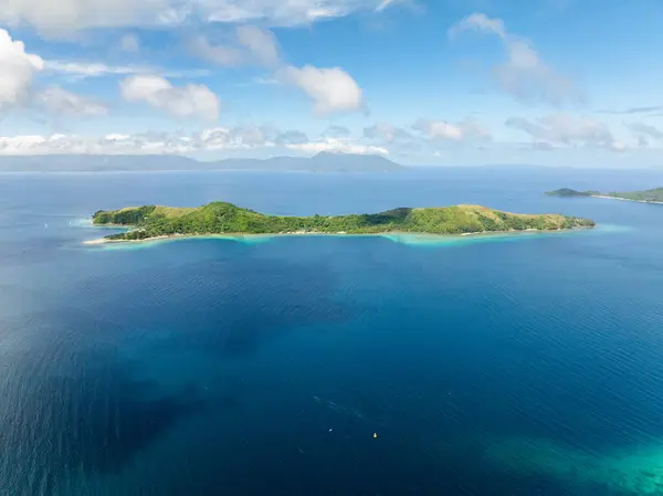 Mavi denizli Logbon Adası 'nın havadan görünüşü. Romblon, Filipinler.