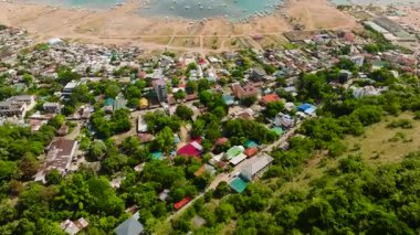 Yeşilliklerle çevrili yerleşim alanları, tekneleri ve turkuaz suları olan kıyı kasabası. Coron, Palawan. Filipinler.