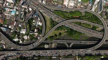 Çevresi yeşilliklerle çevrili canlı şehir ortamında araçları olan yoğun bir yol ağı. Bangkok, Tayland.
