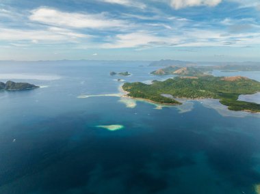 Mercan resifleri ve mavi denizli tropik ada manzarası. Coron, Palawan. Filipinler.