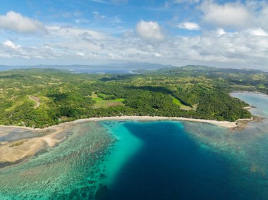Mercan kayalıkları ve gök mavisi deniz suyuyla tropik bir sahil. Santa Fe, Tablas, Romblon. Filipinler.