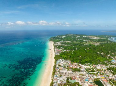 Berrak sularda tekneleri olan beyaz kumsal. Boracay, Filipinler.