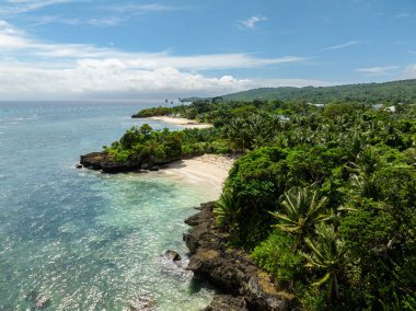Mercanlar ve Carabao Adası 'nda güneş yansıması olan beyaz plajlar. San Jose. Romblon, Filipinler.