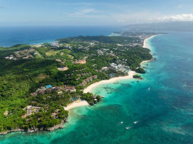 Boracay Adası 'ndaki beyaz kumsalda turkuaz sularda yüzen tekneler. Filipinler.