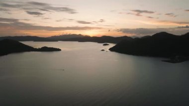 Adaların üzerinde gün batımı olan bulutların güzel manzarası. Coron, Palawan, Filipinler.