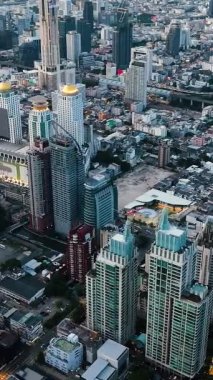 Uçsuz bucaksız bir şehir manzarası gökdelenler ve konut binaları karışımı. Bangkok, Tayland.
