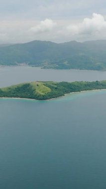 Logbon Adası derin mavi denizlerle çevrili, yukarıdan manzaralı. Romblon, Filipinler. Dikey görünüm.