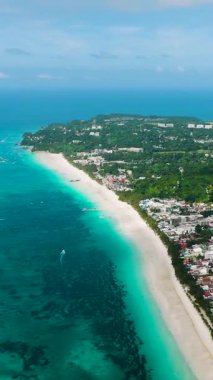 Beyaz kumlu, kristal berrak su ve dalgalı tropik plajlar. Boracay, Filipinler. Dikey görünüm.