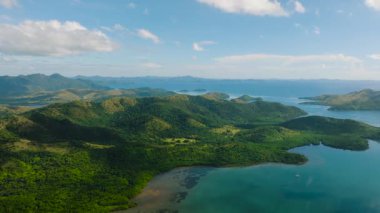 Verimli tepeler yoğun yeşilliklerle kaplıdır. Mangrov ağaçlı tropik kıyı şeridi. Coron, Palawan, Filipinler.