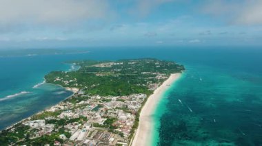Turkuaz suların ve palmiye ağaçlarının oluşturduğu kıyı şeridi uzanıyor. Boracay Adası, Filipinler.