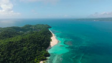 Bereketli tropikal yeşillik ve berrak turkuaz sularla çevrili sakin bir koy. Boracay Adası, Filipinler.