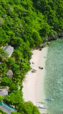 Tinaoog Beach Resort 'taki beyaz plajın havadan görüntüsü. Alad Adası. Romblon, Filipinler. Dikey görünüm.