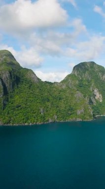 Güzel plajları ve koyları olan Cadlao Adası. El Nido, Palawan. Filipinler. Dikey görünüm.
