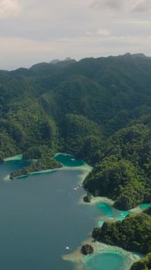 Coron, Palawan 'daki adaların ve gölcüklerin güzel manzarası. Filipinler. Dikey görünüm.