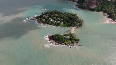 Sakin turkuaz sular ve kayalık kıyılarla çevrili yemyeşil adalar kümesi. Ko Samui, Tayland.