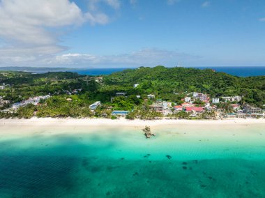 Beyaz kumlu ve kristal berrak sulu kumsal manzarası. Boracay Adası. Filipinler.