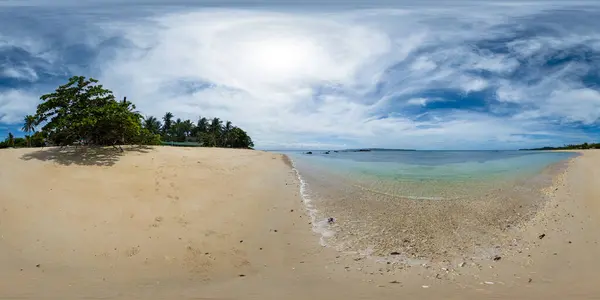 Santa Fe, Romblon 'da deniz suyu ve dalgaları olan kumsal. Filipinler. VR 360.