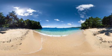 Kristal berrak suyu olan tropik bir sahil. Mavi gökyüzü ve bulutlar. Romblon Adası. Filipinler. VR 360.