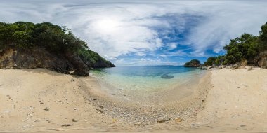 Kumlu plajı ve şeffaf deniz suyu olan Alad Adası. Romblon, Filipinler. VR 360.