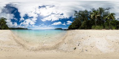 Temiz su ve kumlu Tiamban Sahili. Romblon Adası. Filipinler. VR 360.