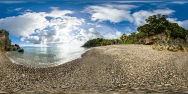 Hindistan cevizi ağaçlı plaj ve güneş yansımalı berrak su. Carabao Adası. Romblon, Filipinler. VR 360.
