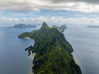 Matinloc Adası 'ndaki tropik plajlar. Mavi gökyüzü ve bulutlar. El Nido, Filipinler.