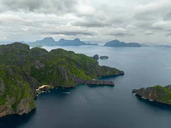 Mavi denizle çevrili Miniloc Adası. Filipinler, El Nido 'daki Lagoon ve Beach.