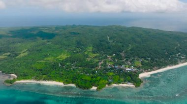Yeşil ve beyaz kumsallarla kaplı tropikal ada turkuaz sularla çevrili. Carabao Adası, Romblon, Filipinler.