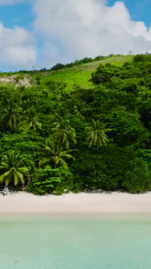 Beyaz kumsal ve berrak deniz suyunun drone görüntüsü. Tiamban Sahili. Romblon, Romblon. Filipinler. Dikey görünüm.