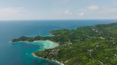 Okyanus ufkuyla kaplı tropikal ada manzarası. Koh Tao, Tayland.