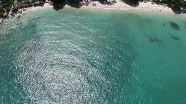 Kristal berrak turkuaz su güneş ışığını yansıtıyor deniz yaşamı ve kumlu zemin. Crystal Bay Sahili. Ko Samui, Tayland.