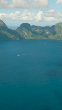 Mavi denizle çevrili tropik adalar. El Nido. Palawan, Filipinler. Dikey görünüm.